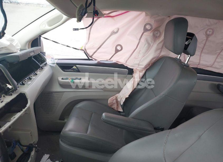 Photo 5 of 2011 Volkswagen Routan SE (VIN 2V4RW3DG6BR691242)