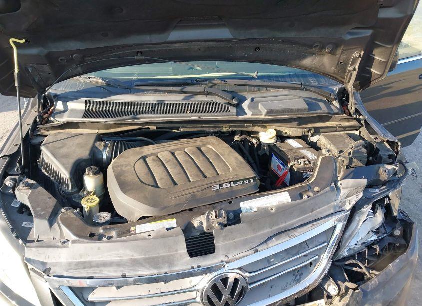 Photo 10 of 2011 Volkswagen Routan SE (VIN 2V4RW3DG8BR740344)