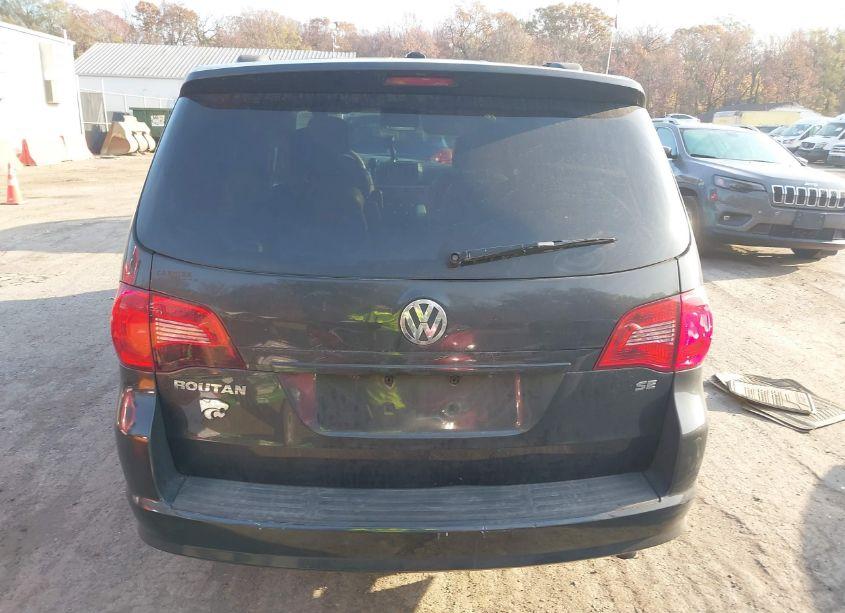 Photo 16 of 2011 Volkswagen Routan SE (VIN 2V4RW3DG8BR740344)