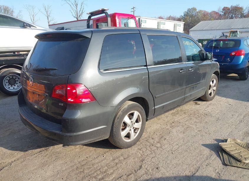 Photo 4 of 2011 Volkswagen Routan SE (VIN 2V4RW3DG8BR740344)