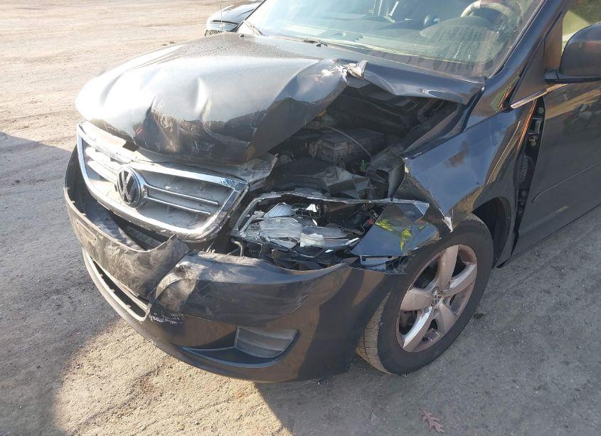 Photo 6 of 2011 Volkswagen Routan SE (VIN 2V4RW3DG8BR740344)