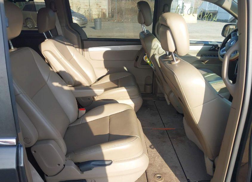 Photo 8 of 2011 Volkswagen Routan SE (VIN 2V4RW3DG8BR740344)