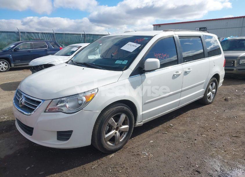 Photo 2 of 2011 Volkswagen Routan SE (VIN 2V4RW3DG9BR717557)