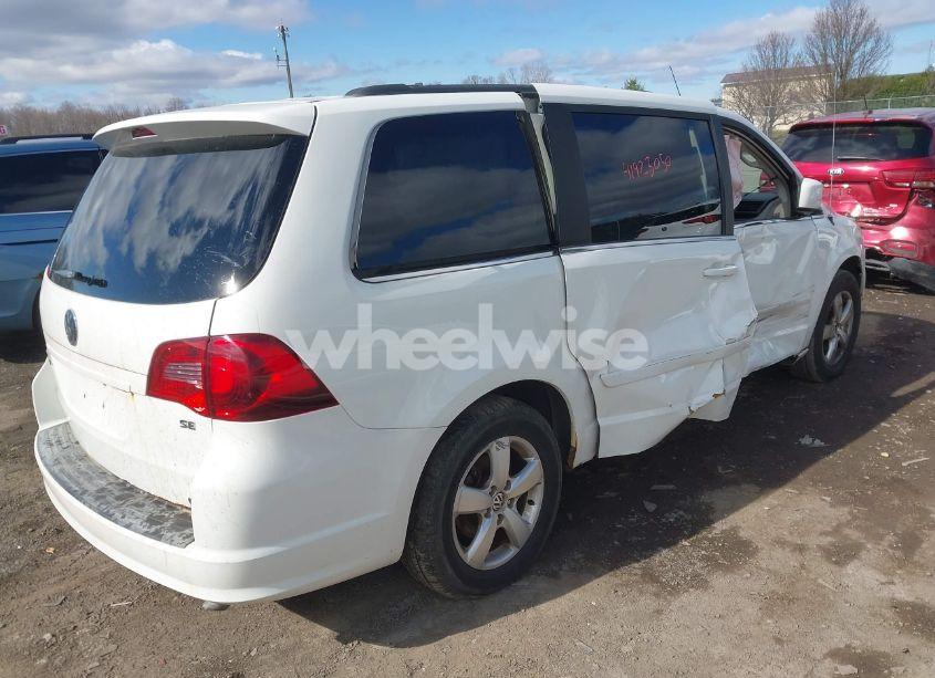 Photo 4 of 2011 Volkswagen Routan SE (VIN 2V4RW3DG9BR717557)