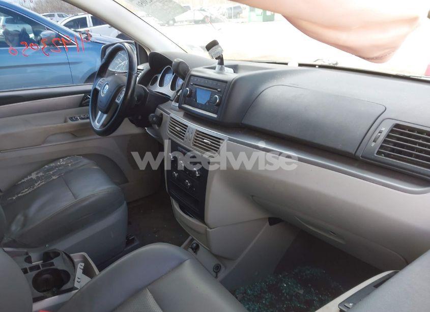 Photo 5 of 2011 Volkswagen Routan SE (VIN 2V4RW3DG9BR717557)