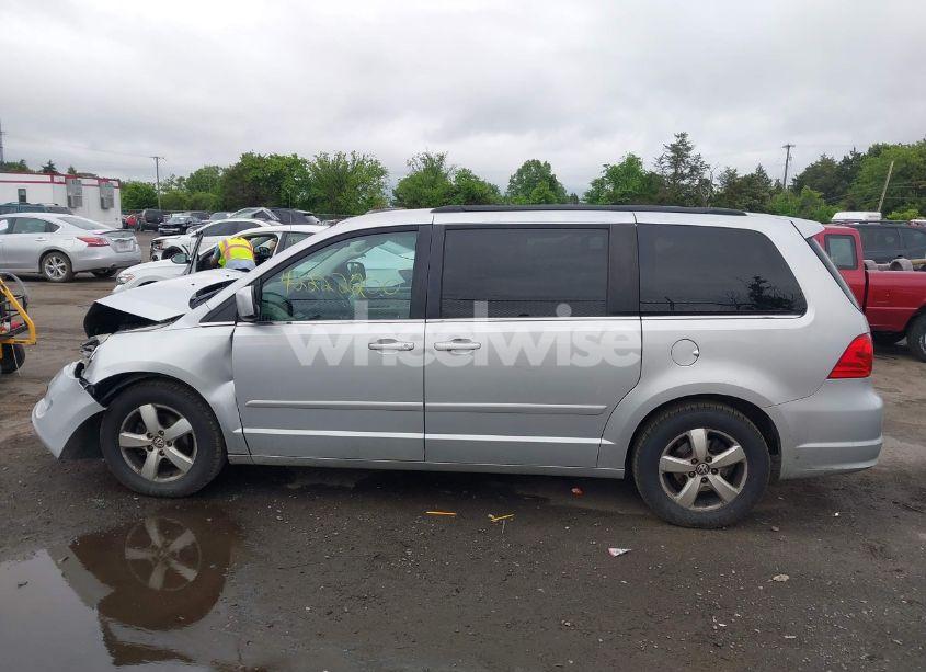 Photo 14 of 2011 Volkswagen Routan SE (VIN 2V4RW3DGXBR772583)