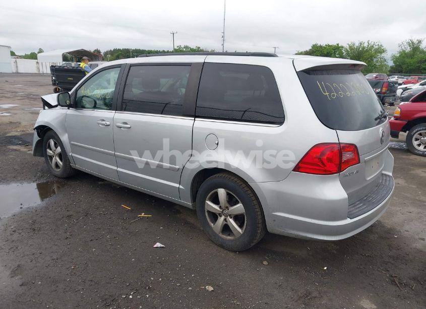 Photo 3 of 2011 Volkswagen Routan SE (VIN 2V4RW3DGXBR772583)