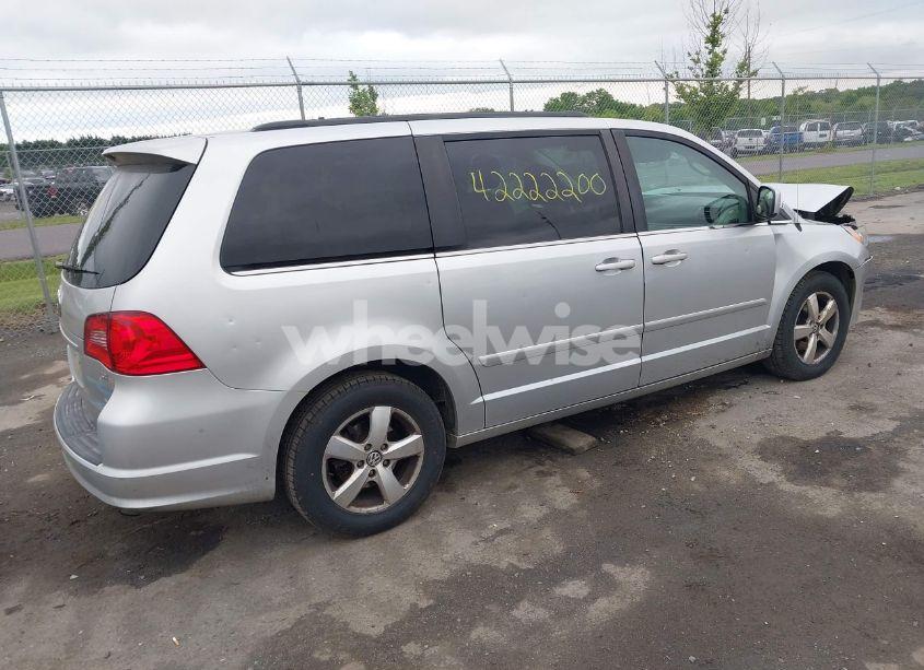 Photo 4 of 2011 Volkswagen Routan SE (VIN 2V4RW3DGXBR772583)