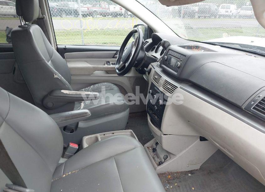 Photo 5 of 2011 Volkswagen Routan SE (VIN 2V4RW3DGXBR772583)