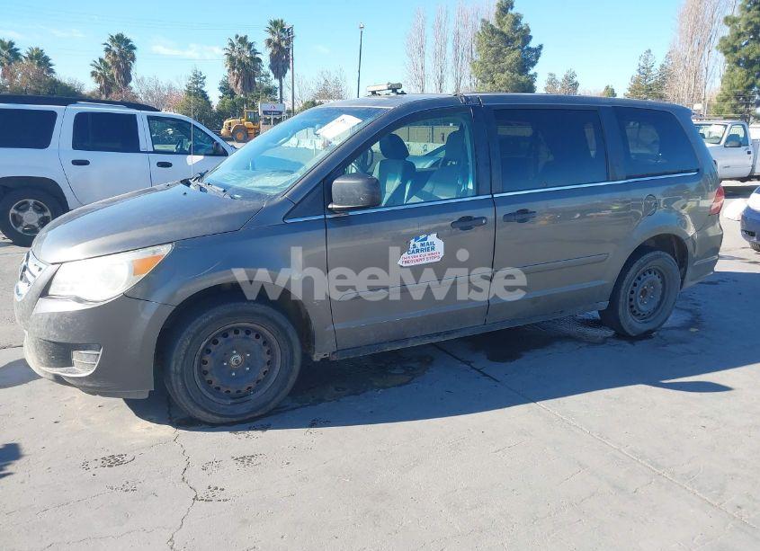 Photo 2 of 2010 Volkswagen Routan S (VIN 2V4RW4D14AR333122)