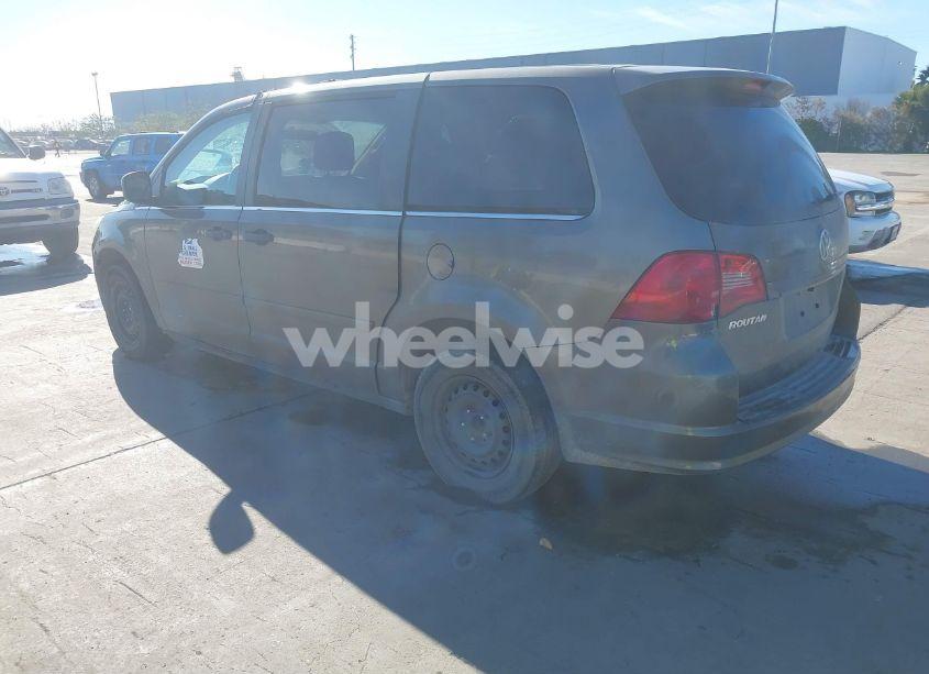 Photo 3 of 2010 Volkswagen Routan S (VIN 2V4RW4D14AR333122)