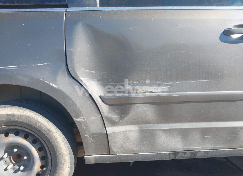 Photo 6 of 2010 Volkswagen Routan S (VIN 2V4RW4D14AR333122)