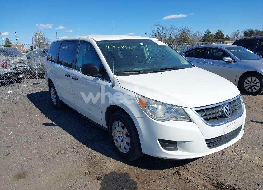 2010 Volkswagen Routan S (VIN 2V4RW4D17AR158865) main photo