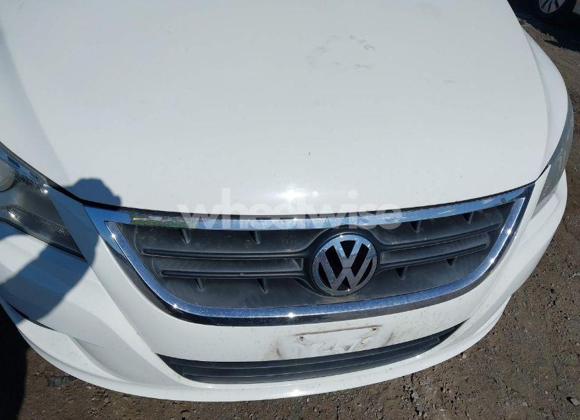 Photo 6 of 2010 Volkswagen Routan S (VIN 2V4RW4D17AR158865)