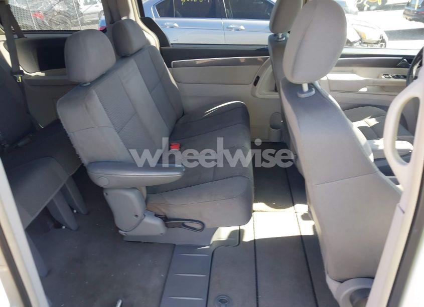 Photo 8 of 2010 Volkswagen Routan S (VIN 2V4RW4D17AR158865)