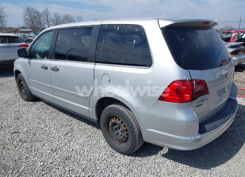 Photo 3 of 2010 Volkswagen Routan S (VIN 2V4RW4D18AR407108)
