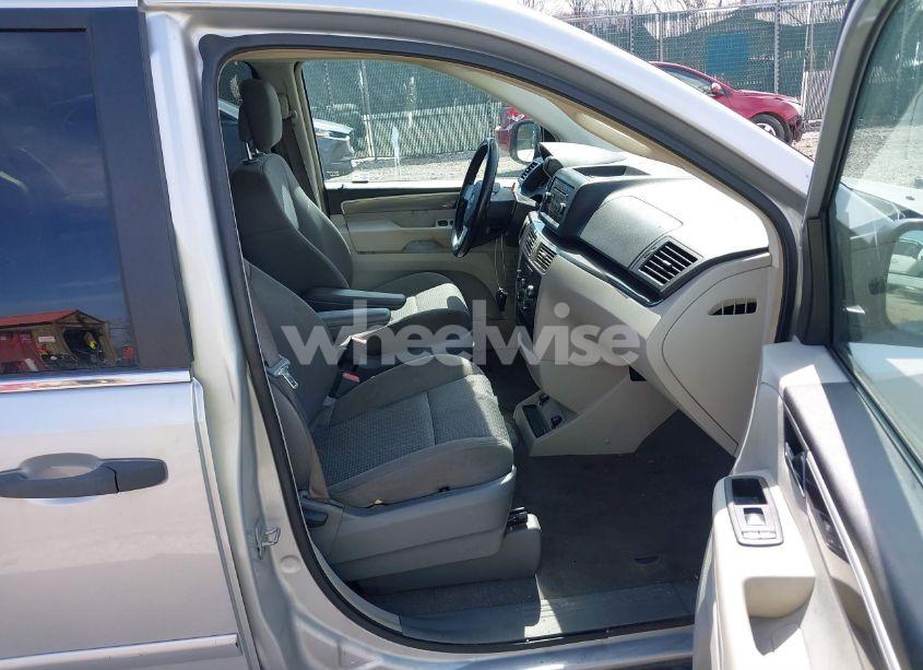 Photo 5 of 2010 Volkswagen Routan S (VIN 2V4RW4D18AR407108)