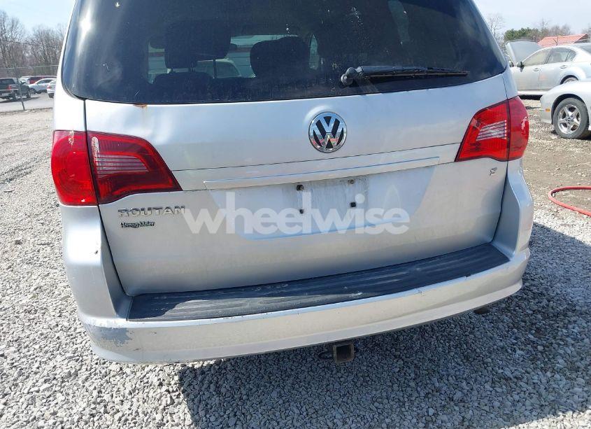 Photo 6 of 2010 Volkswagen Routan S (VIN 2V4RW4D18AR407108)