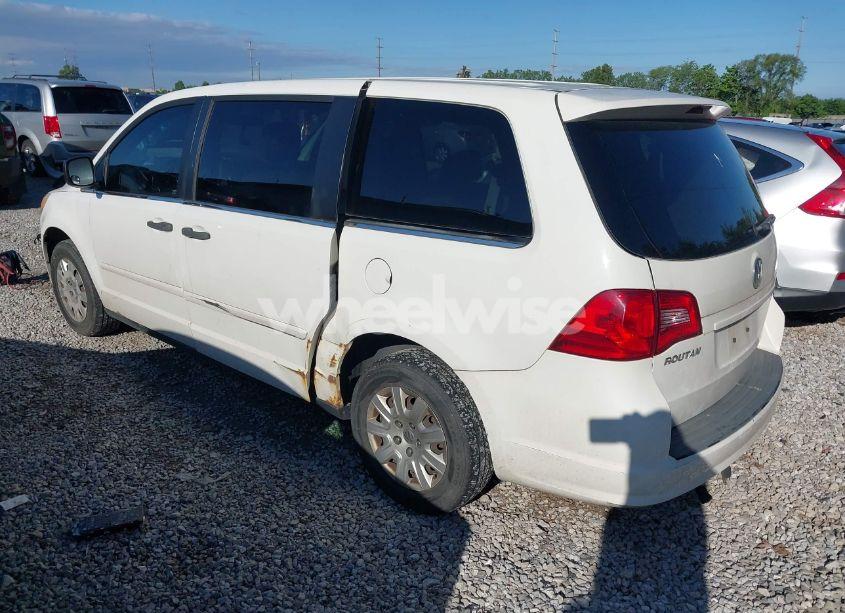 Photo 3 of 2010 Volkswagen Routan S (VIN 2V4RW4D1XAR348434)