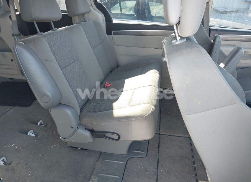 Photo 8 of 2010 Volkswagen Routan S (VIN 2V4RW4D1XAR348434)