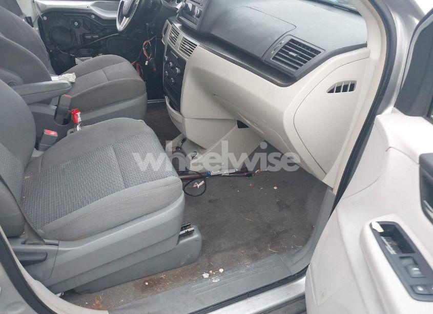 Photo 5 of 2011 Volkswagen Routan S (VIN 2V4RW4DG1BR691381)