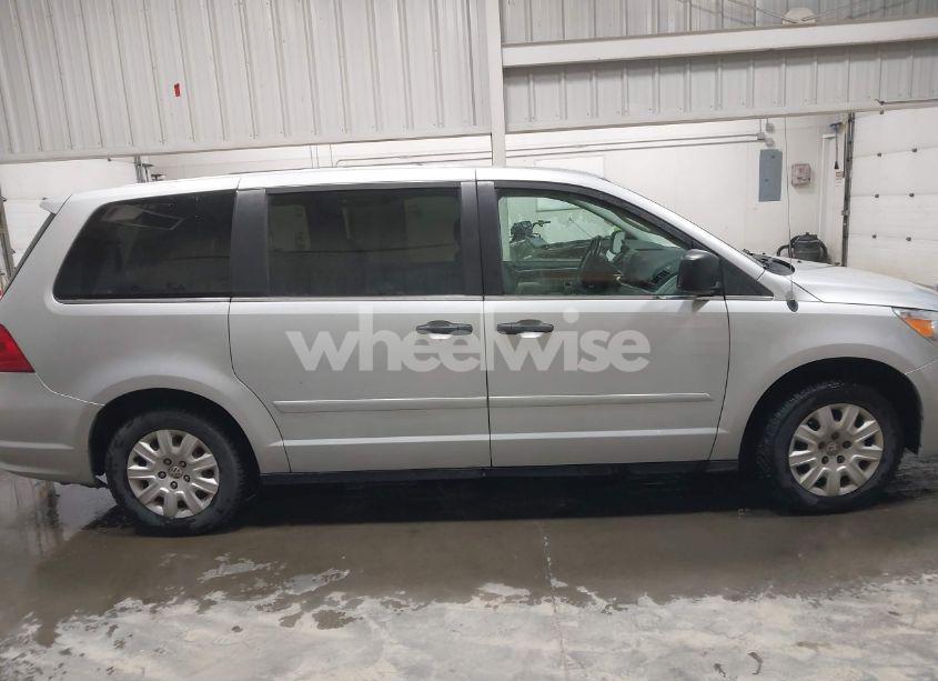 Photo 13 of 2011 Volkswagen Routan S (VIN 2V4RW4DGXBR621975)