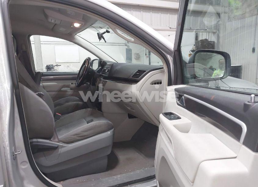 Photo 5 of 2011 Volkswagen Routan S (VIN 2V4RW4DGXBR621975)