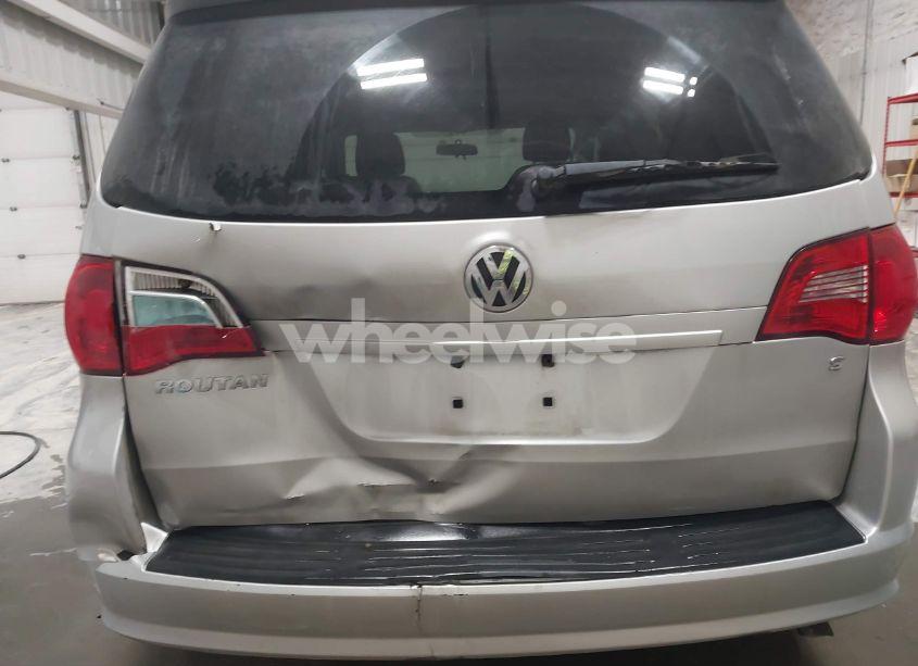 Photo 6 of 2011 Volkswagen Routan S (VIN 2V4RW4DGXBR621975)