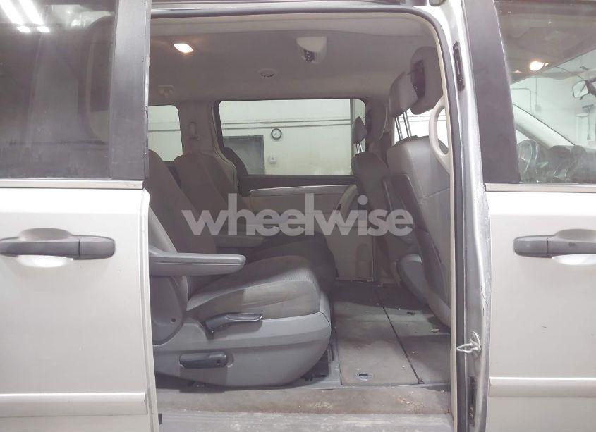 Photo 8 of 2011 Volkswagen Routan S (VIN 2V4RW4DGXBR621975)