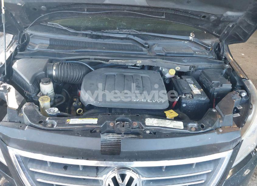 Photo 10 of 2011 Volkswagen Routan SEL (VIN 2V4RW5DG7BR698549)