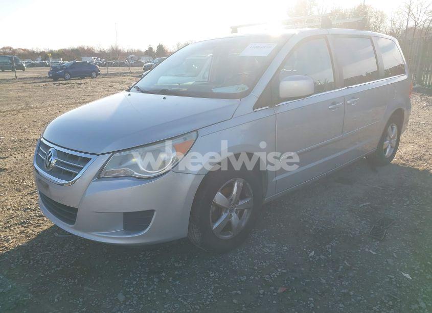 Photo 2 of 2010 Volkswagen Routan SEL (VIN 2V4RW5DX4AR295269)