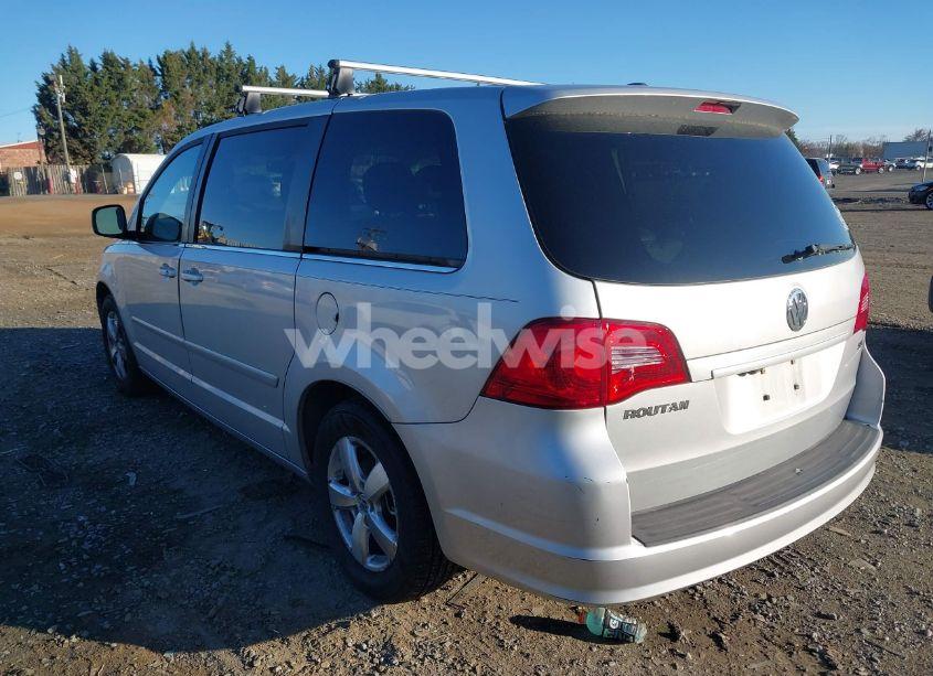 Photo 3 of 2010 Volkswagen Routan SEL (VIN 2V4RW5DX4AR295269)