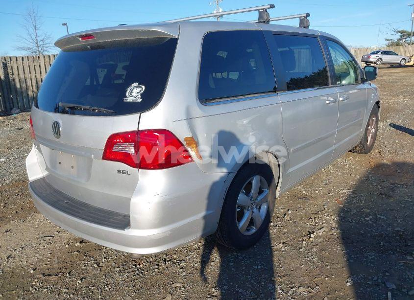 Photo 4 of 2010 Volkswagen Routan SEL (VIN 2V4RW5DX4AR295269)