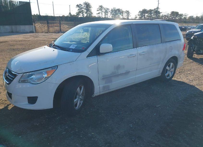 Photo 2 of 2010 Volkswagen Routan SEL (VIN 2V4RW5DX7AR195408)