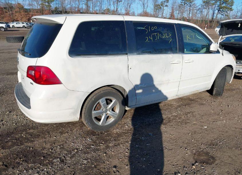 Photo 4 of 2010 Volkswagen Routan SEL (VIN 2V4RW5DX7AR195408)