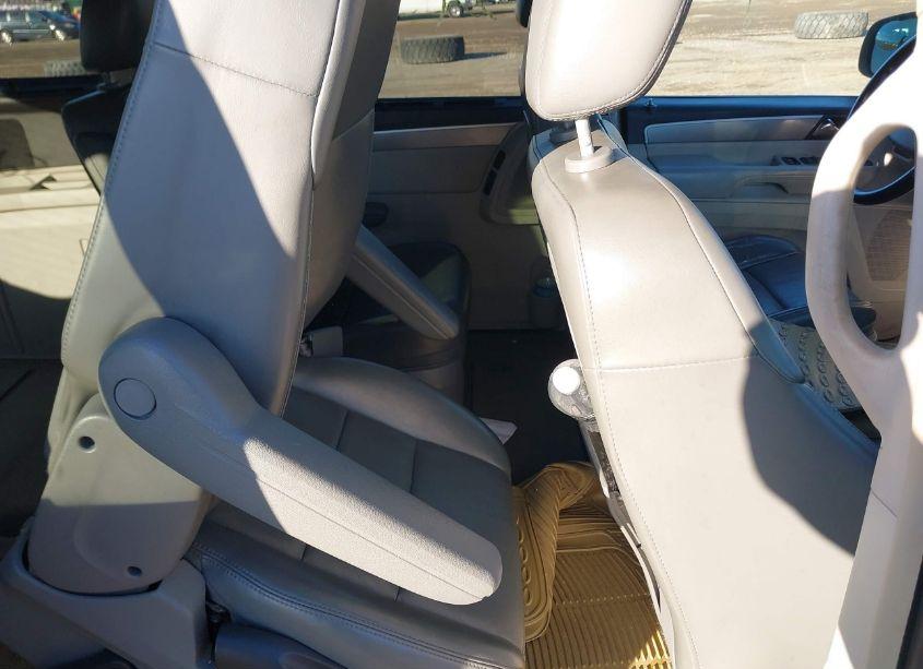 Photo 8 of 2010 Volkswagen Routan SEL (VIN 2V4RW5DX7AR195408)