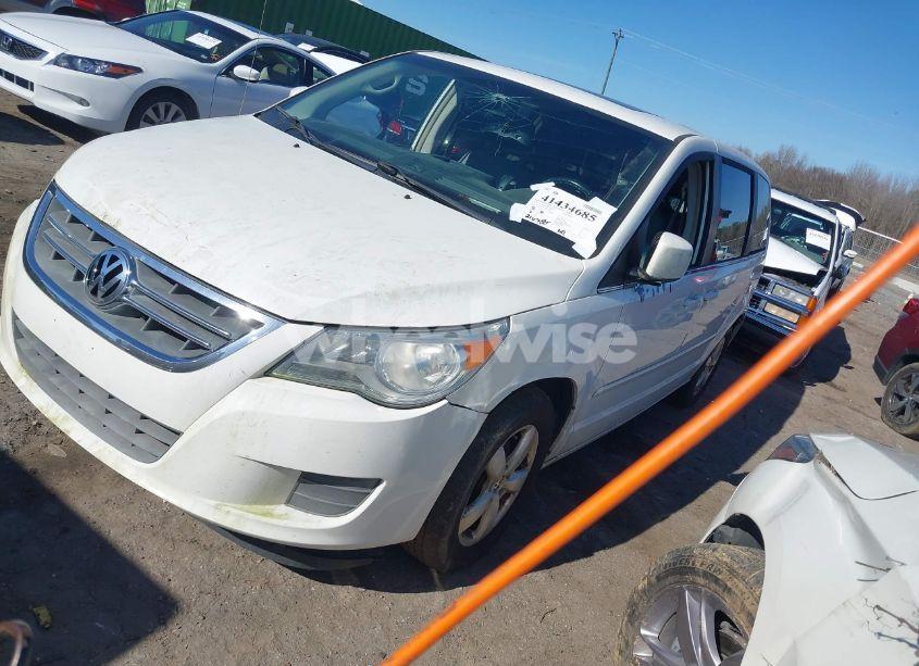 Photo 2 of 2010 Volkswagen Routan SEL (VIN 2V4RW5DX9AR324944)