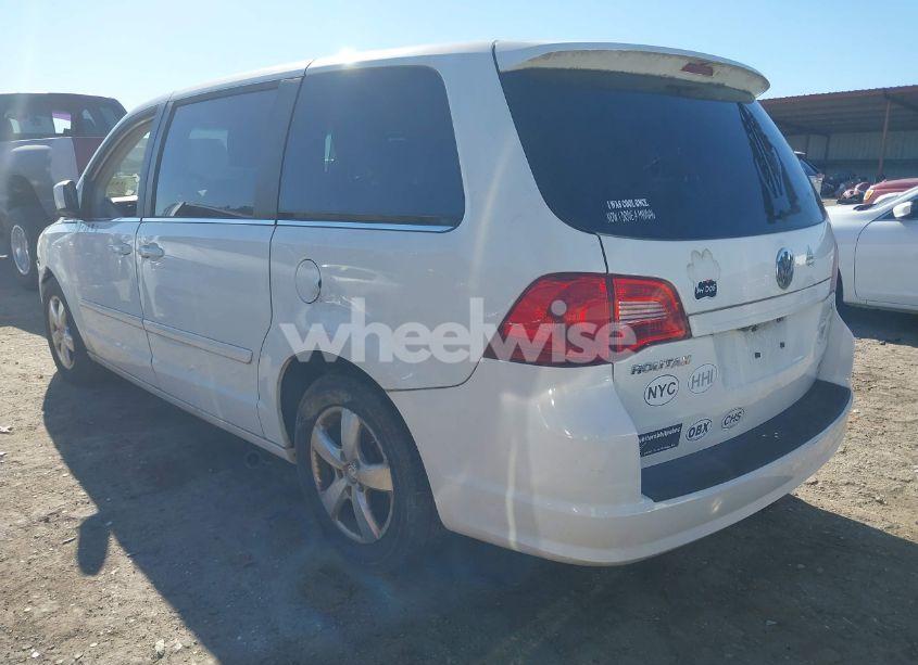 Photo 3 of 2010 Volkswagen Routan SEL (VIN 2V4RW5DX9AR324944)