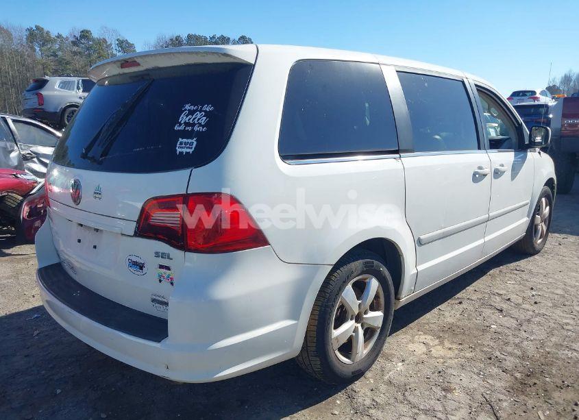 Photo 4 of 2010 Volkswagen Routan SEL (VIN 2V4RW5DX9AR324944)