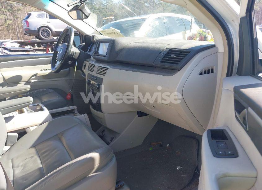 Photo 5 of 2010 Volkswagen Routan SEL (VIN 2V4RW5DX9AR324944)