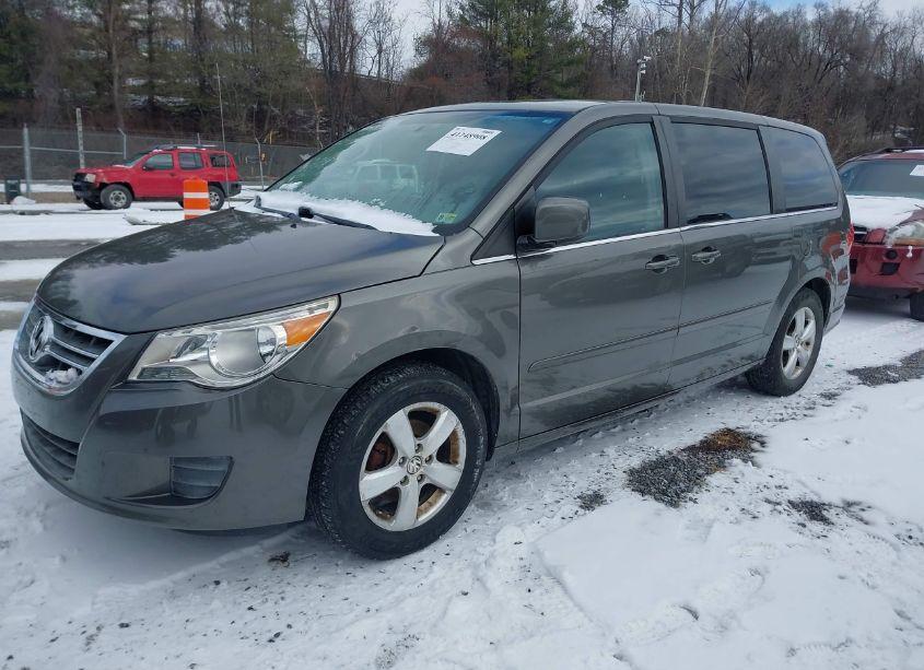 Photo 2 of 2010 Volkswagen Routan SEL (VIN 2V4RW5DXXAR424356)