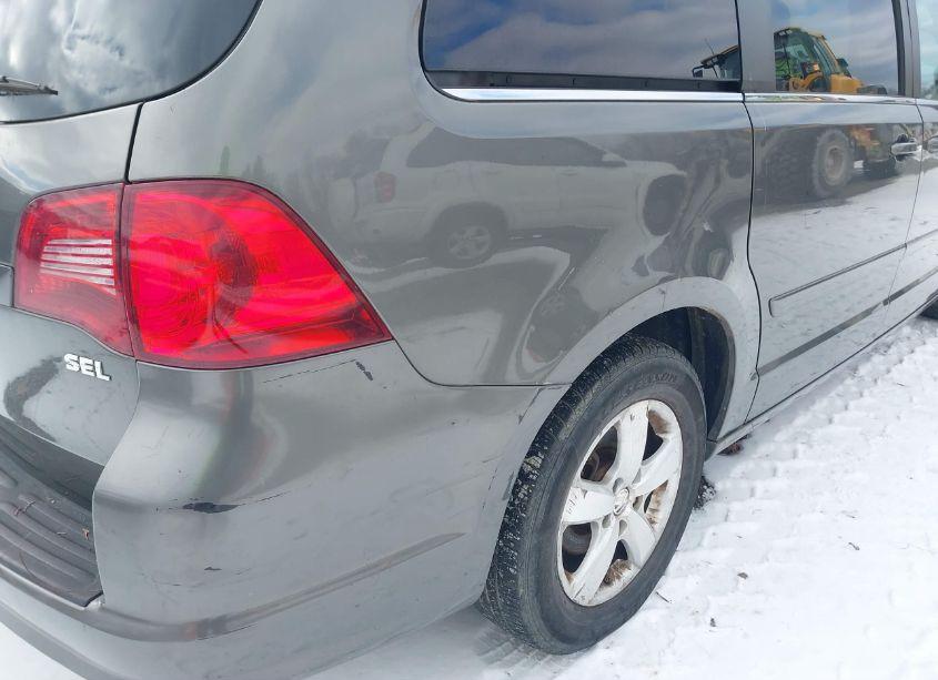Photo 6 of 2010 Volkswagen Routan SEL (VIN 2V4RW5DXXAR424356)