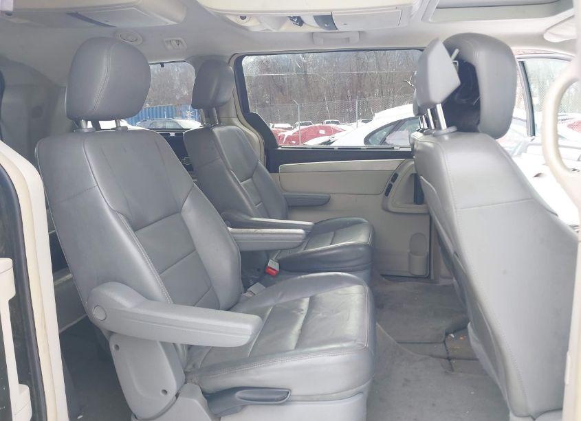 Photo 8 of 2010 Volkswagen Routan SEL (VIN 2V4RW5DXXAR424356)