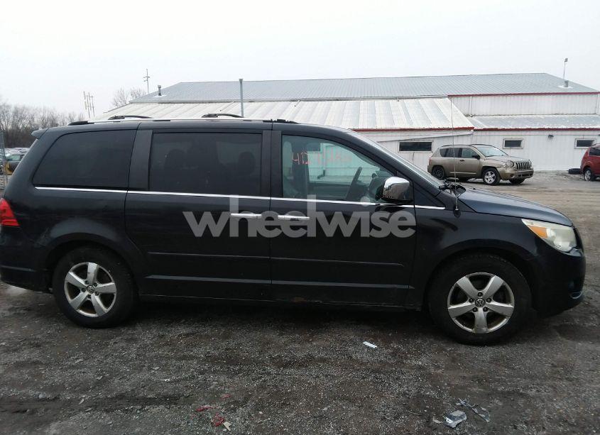 Photo 13 of 2010 Volkswagen Routan SEL PREMIUM (VIN 2V4RW6DX1AR228103)