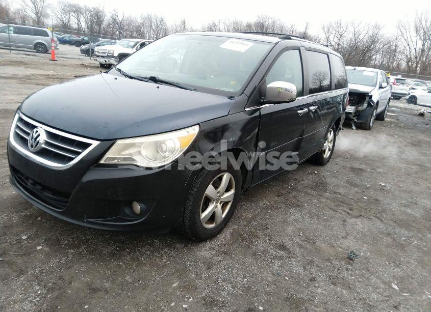 Photo 2 of 2010 Volkswagen Routan SEL PREMIUM (VIN 2V4RW6DX1AR228103)