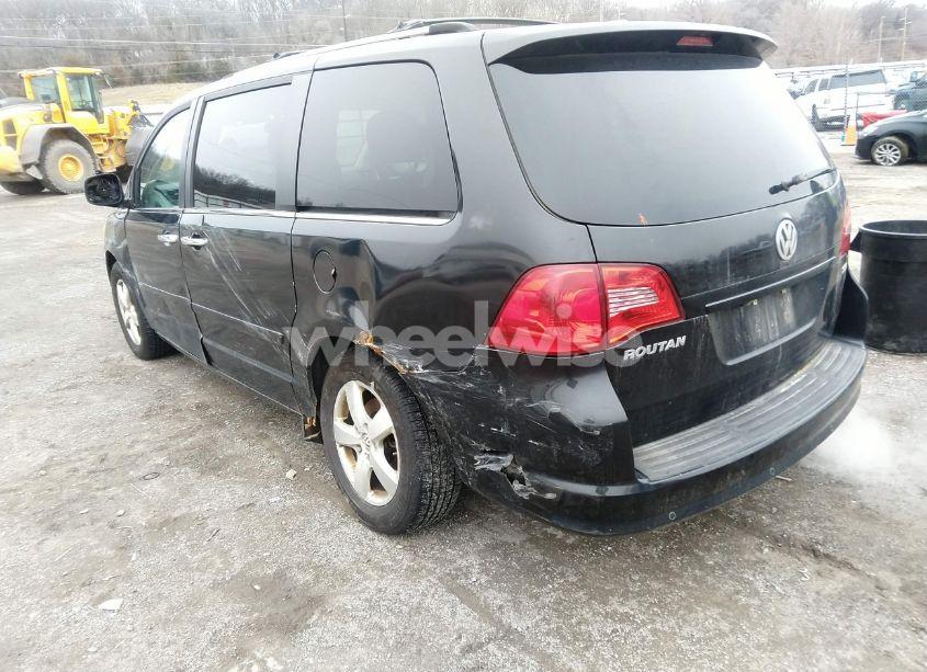 Photo 3 of 2010 Volkswagen Routan SEL PREMIUM (VIN 2V4RW6DX1AR228103)
