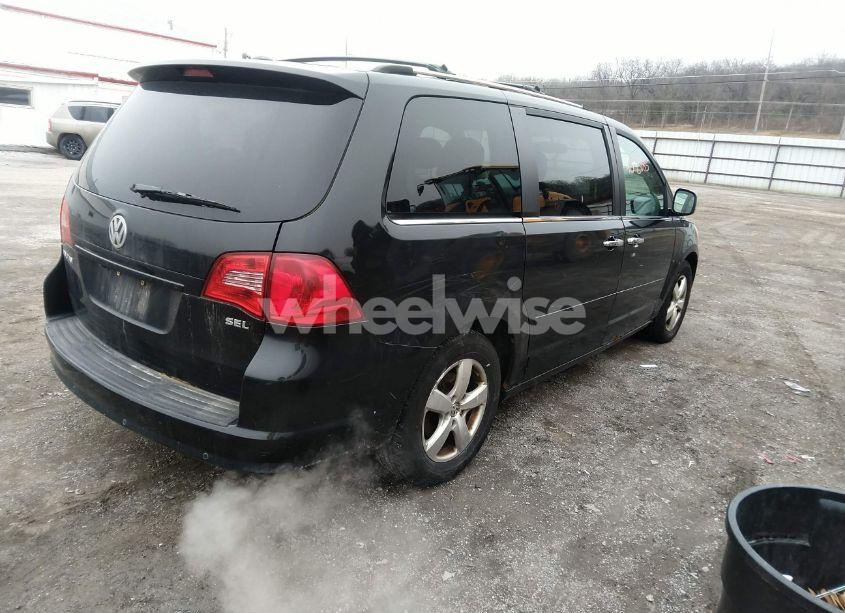 Photo 4 of 2010 Volkswagen Routan SEL PREMIUM (VIN 2V4RW6DX1AR228103)