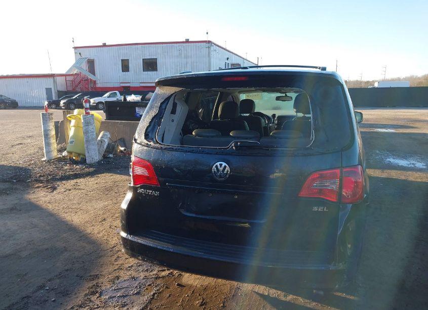 Photo 16 of 2010 Volkswagen Routan SEL PREMIUM (VIN 2V4RW6DX1AR250733)