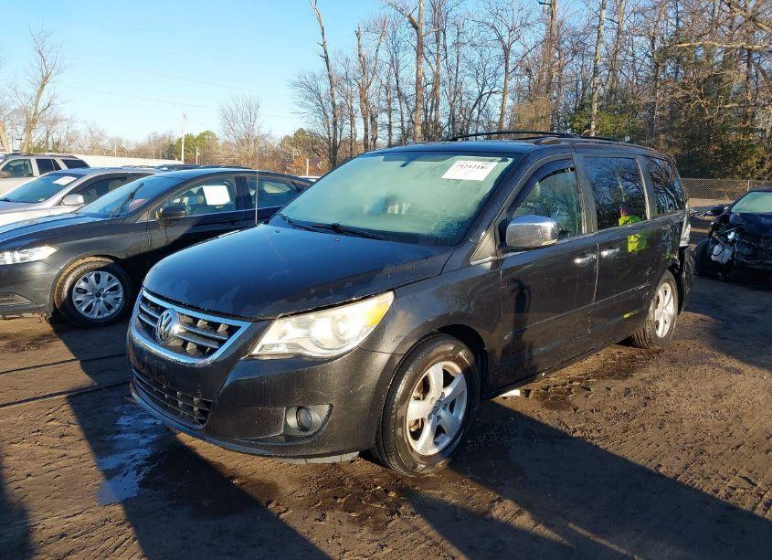 Photo 2 of 2010 Volkswagen Routan SEL PREMIUM (VIN 2V4RW6DX1AR250733)