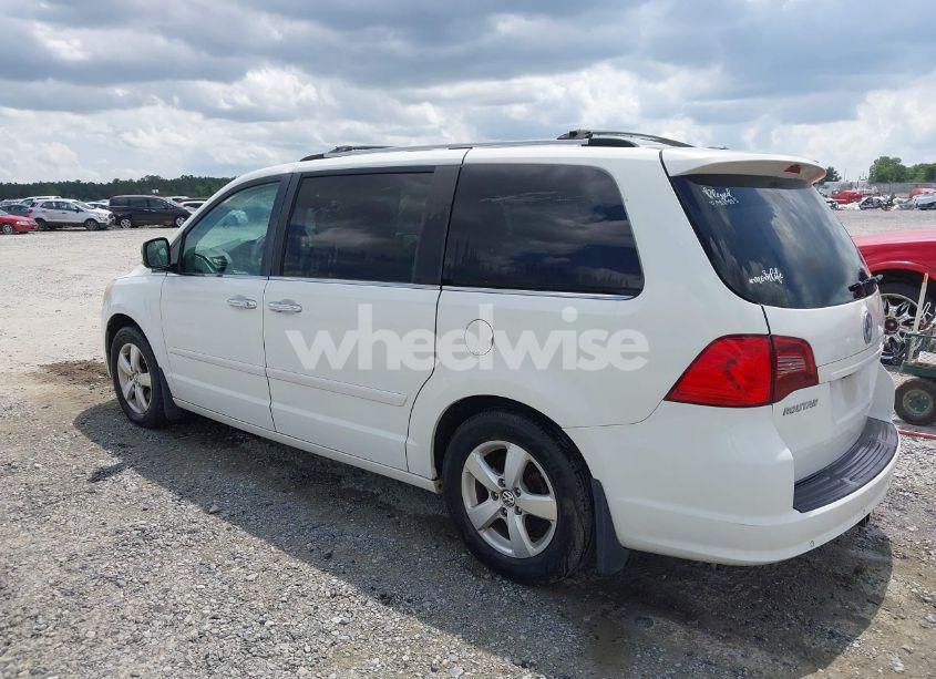 Photo 3 of 2010 Volkswagen Routan SEL PREMIUM (VIN 2V4RW6DX7AR268346)